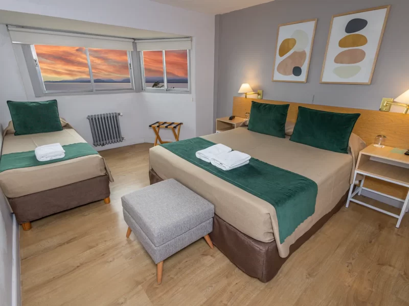 Quarto triplo com vista para o lago